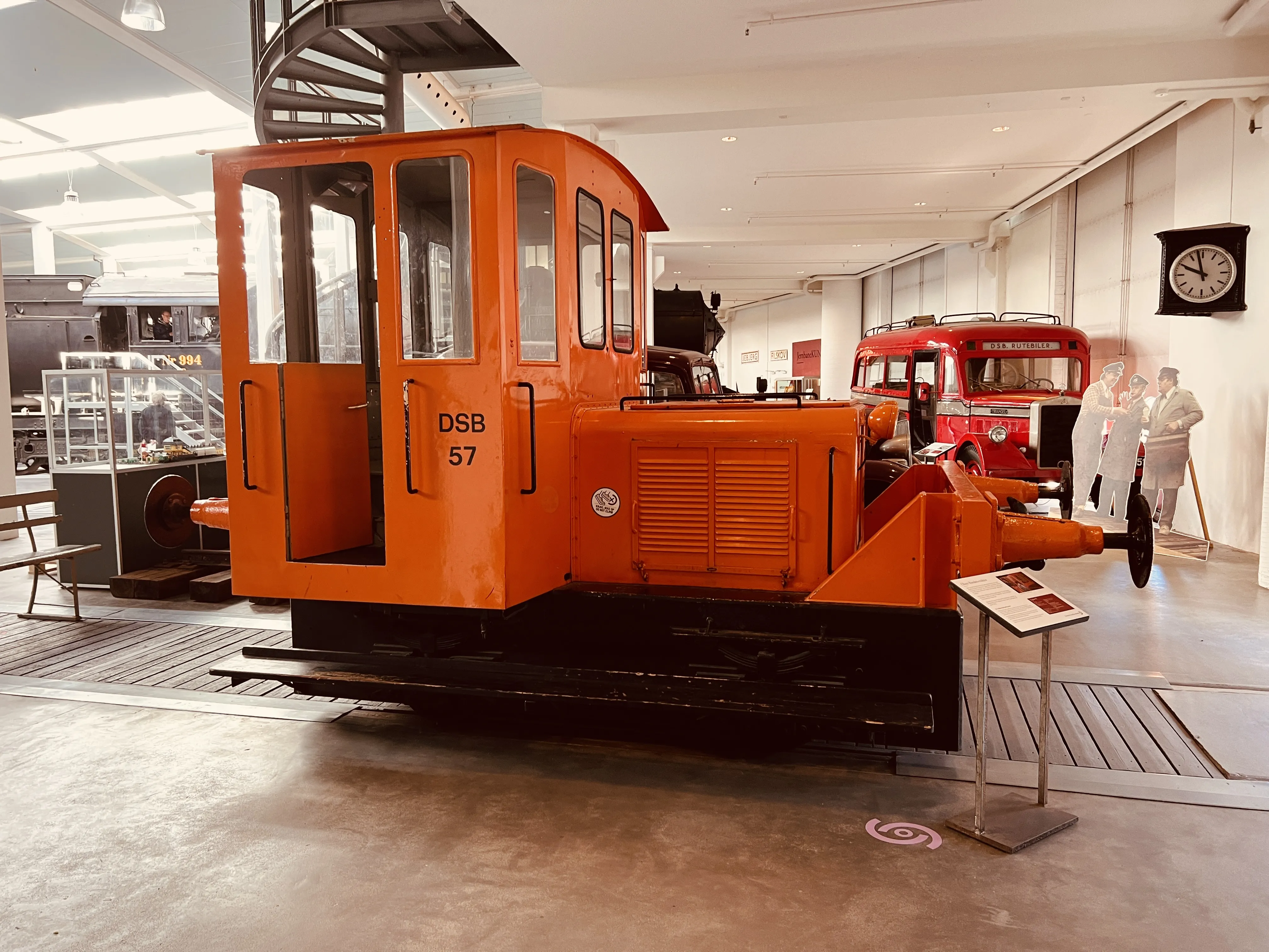 Danmarks Jernbanemuseums mini-udstillingen "Den orange traktor og Olsen-banden" er DSB-traktor nr. 57 omdrejningspunktet, hvor man kan komme ind i førerhuset, og tage et billede sammen med ”Olsen-banden” og DSB-traktoren.