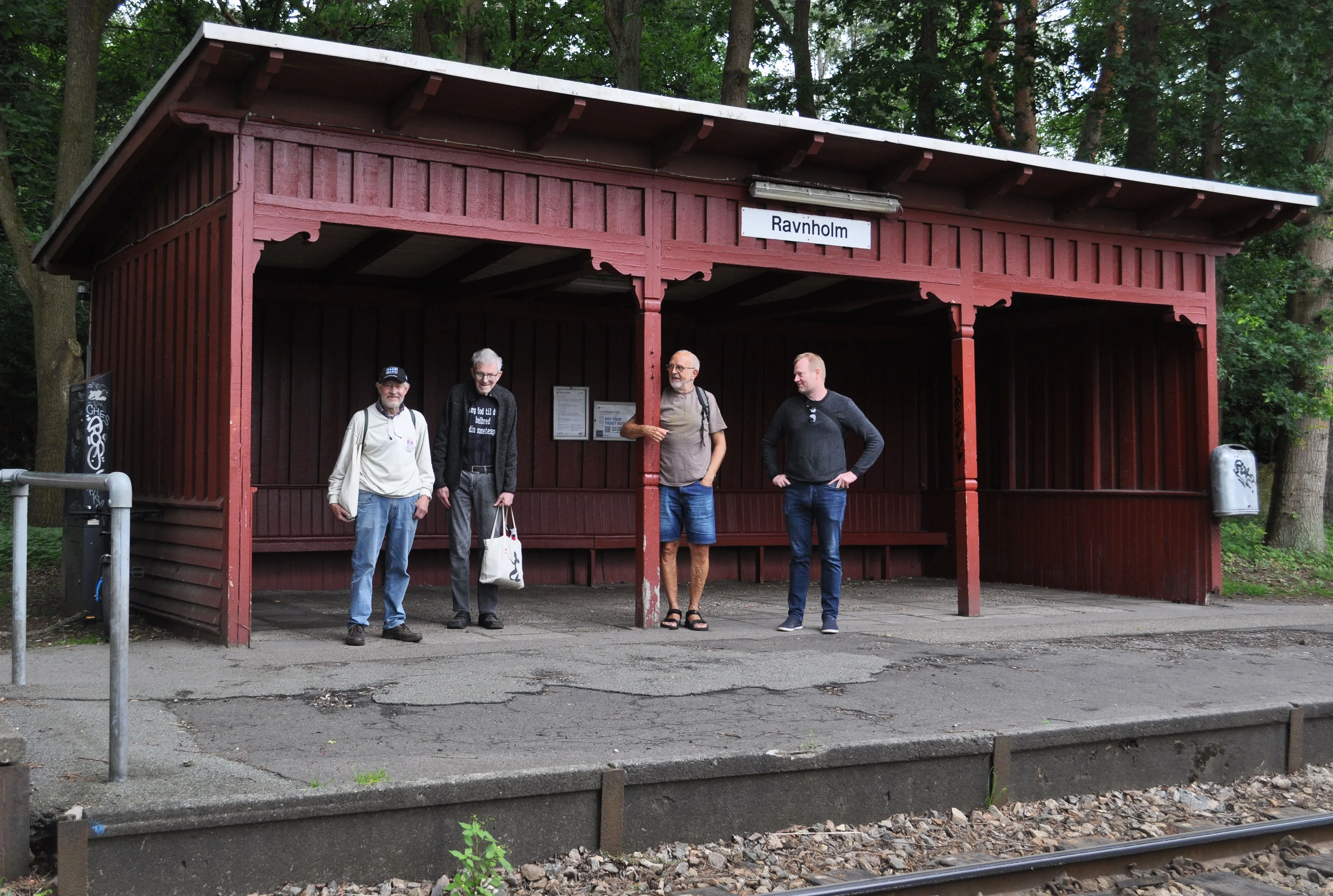 Klubben ankommer her til Ravnholm Trinbræt med Lyngby-Nærum "Nærumgrisen".
