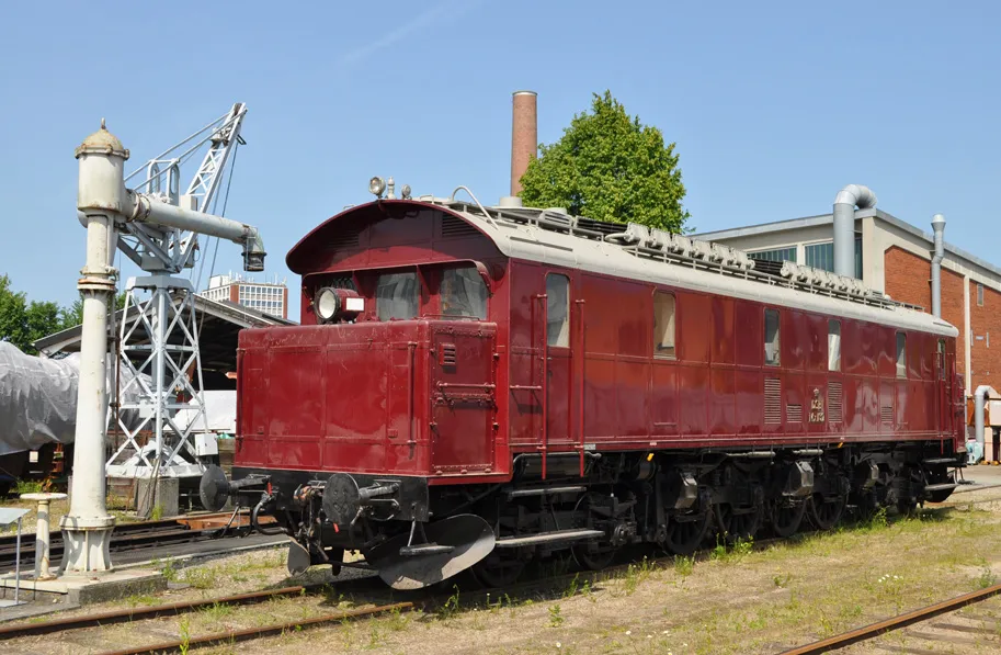 Det store dieselelektriske lokomotiv DSB MX 132, bygget af Frichs i Århus i 1932. Det store dieselelektriske lokomotiv DSB MX 132, bygget af Frichs i Århus i 1932.