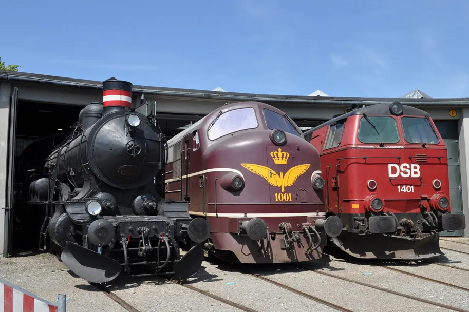 Tre meget karakteristiske DSB-lokomotiver opstillet ved drejeskiven. Fra venstre P 931 bygget af Schwartzkopf i 1910, MX 1001 bygget af NOHAB i 1960, og MZ 1401 bygget af NOHAB i 1967. Tre meget karakteristiske DSB-lokomotiver opstillet ved drejeskiven. Fra venstre P 931 bygget af Schwartzkopf i 1910, MX 1001 bygget af NOHAB i 1960, og MZ 1401 bygget af NOHAB i 1967.