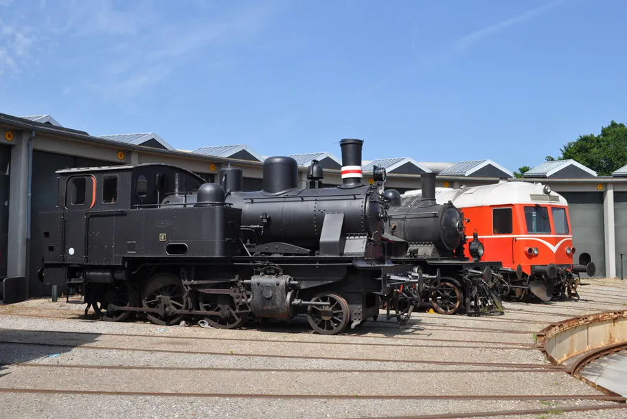 Privatbanetrækkraft udstillet ved drejeskiven. Forrest Varde-Nørre Nebel-Tarm Jernbane (VNTJ) lokomotiv nr. 9, bygget af Henschel i 1925, i midten Odense-Kerteminde-Martofte Jernbane (OKMJ) lokomotiv nr. 14 bygget af Henschel i 1911. Længst til højre Hads-Ning Herreders Jernbane (HHJ) diesellokomotiv DL 11, bygget af Frichs i 1952. Privatbanetrækkraft udstillet ved drejeskiven. Forrest Varde-Nørre Nebel-Tarm Jernbane (VNTJ) lokomotiv nr. 9, bygget af Henschel i 1925, i midten Odense-Kerteminde-Martofte Jernbane (OKMJ) lokomotiv nr. 14 bygget af Henschel i 1911. Længst til højre Hads-Ning Herreders Jernbane (HHJ) diesellokomotiv DL 11, bygget af Frichs i 1952.
