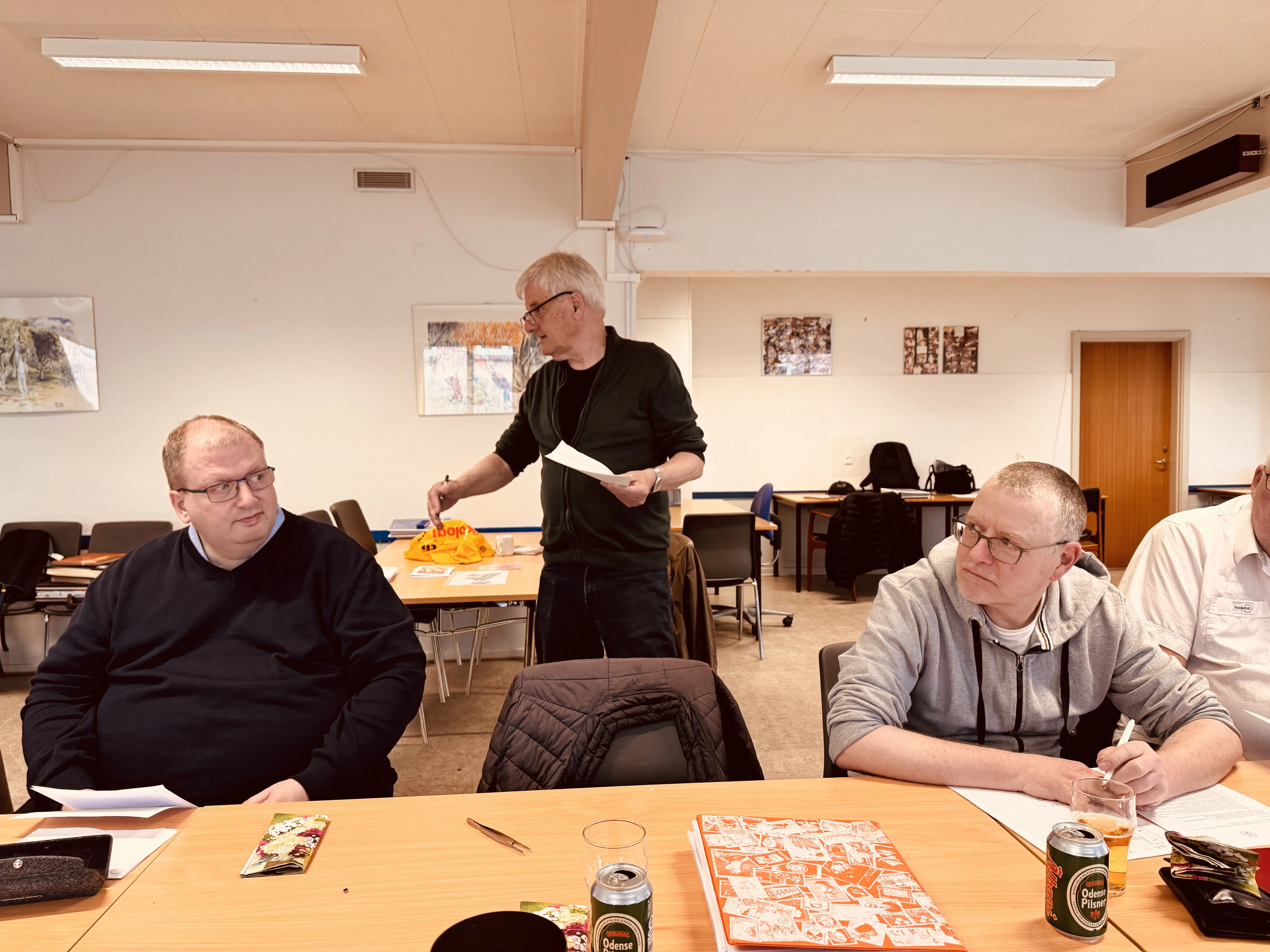 Uffe har godt gang i auktionen og der bliver budt godt op